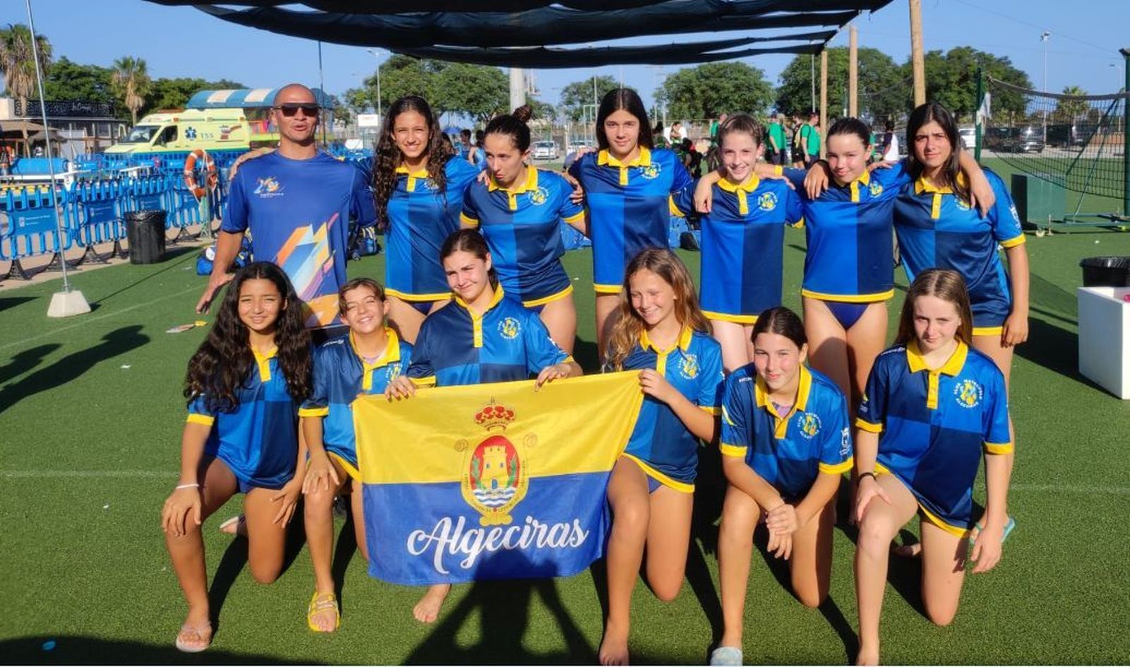 El equipo infantil femenino del Club Waterpolo Algeciras