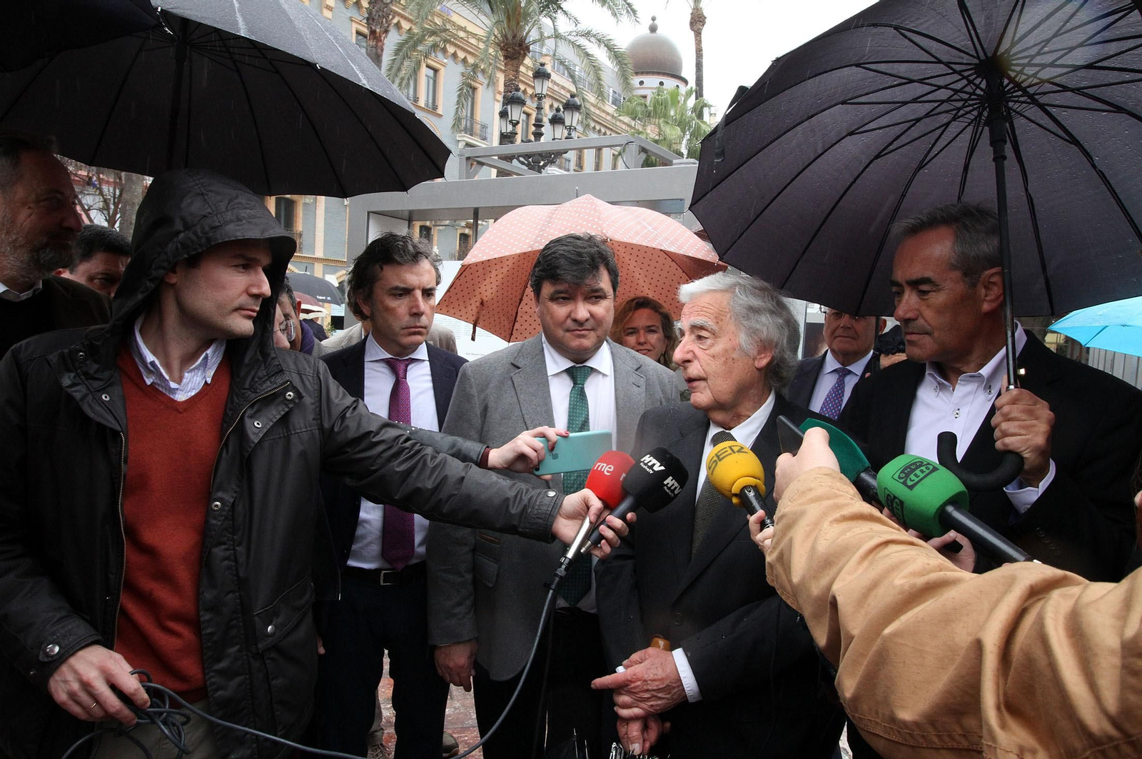 Latitudes, inauguración de la exposición colectiva en la Plaza de Las Monjas en imágenes