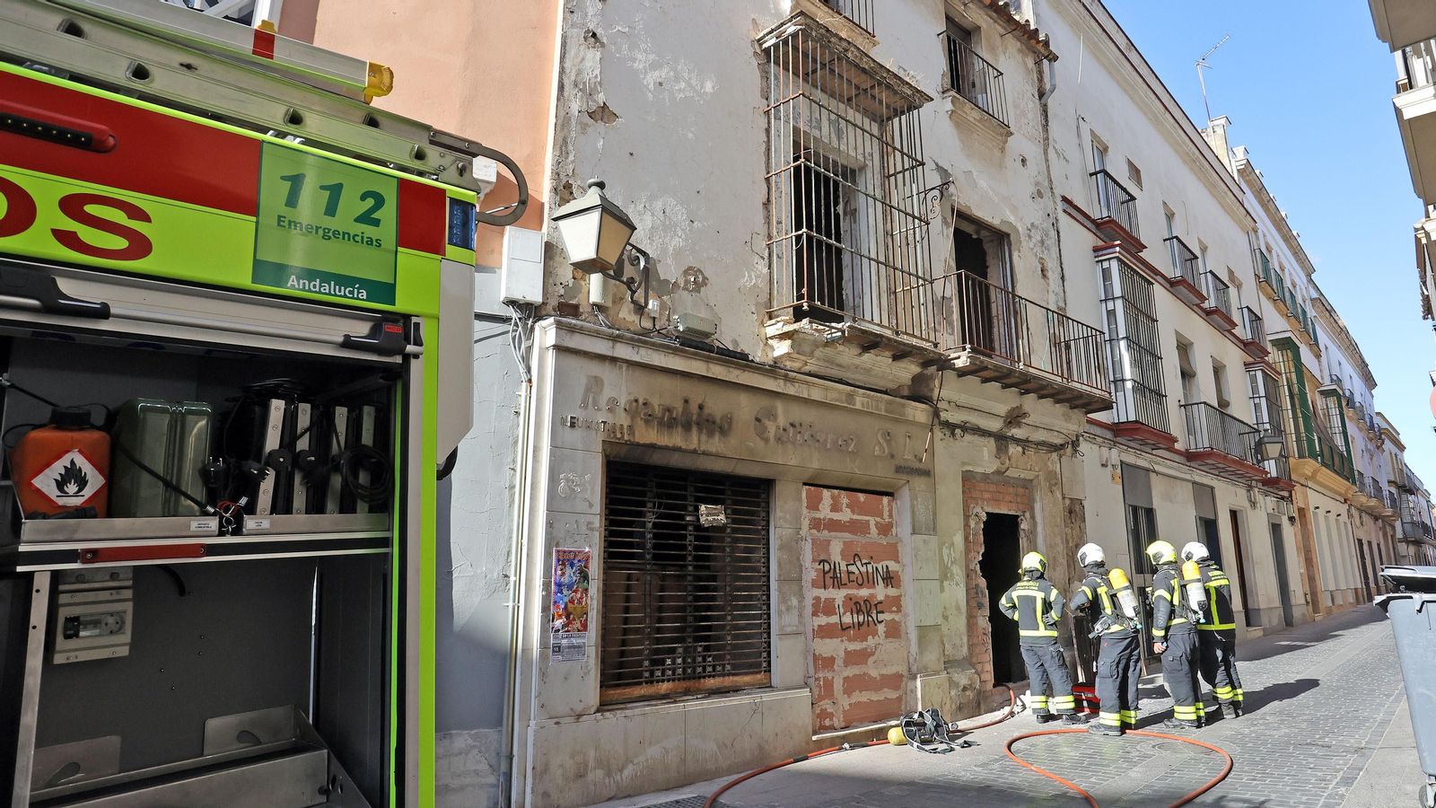 Los bomberos de Jerez intervienen en un incendio de un inmueble en calle Bizcocheros