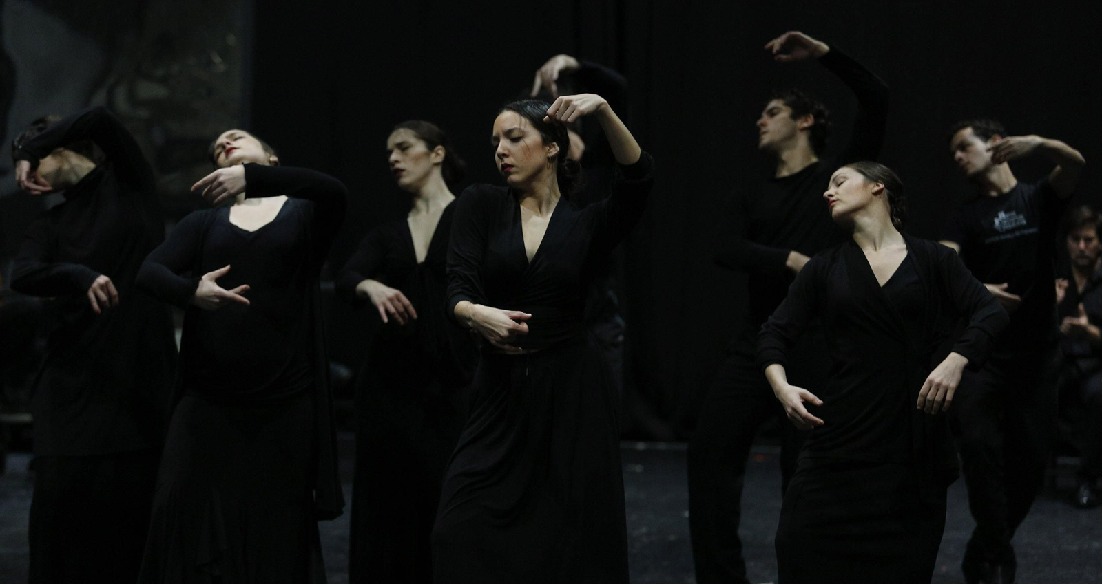 1. El renovado cuerpo de baile del Ballet Flamenco de Andalucía en un momento del ensayo. 2. El nuevo director artístico del Ballet, Rafael Estévez. 3. Valeriano Paños, Bailarín Principal y coautor de la coreografía.  4. Una escena del espectáculo ante uno de los grandes espejos móviles que forman parte de la escenografía.