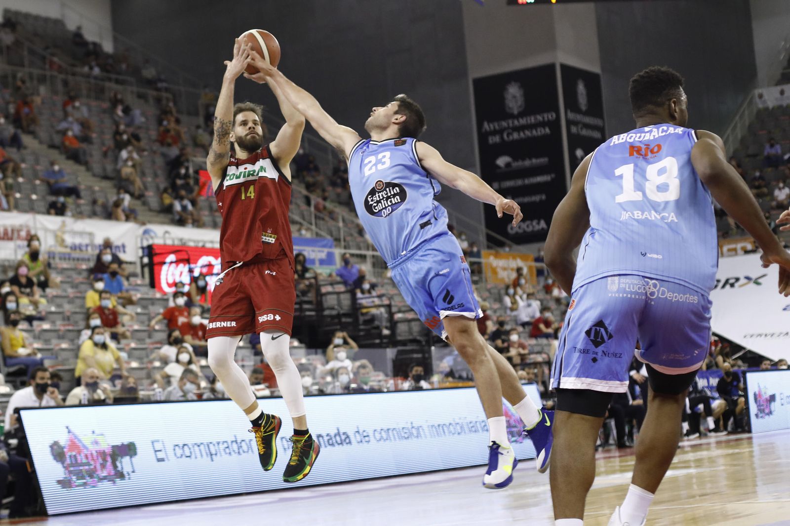 Díaz intenta lanzar a canasta ante Quintela.