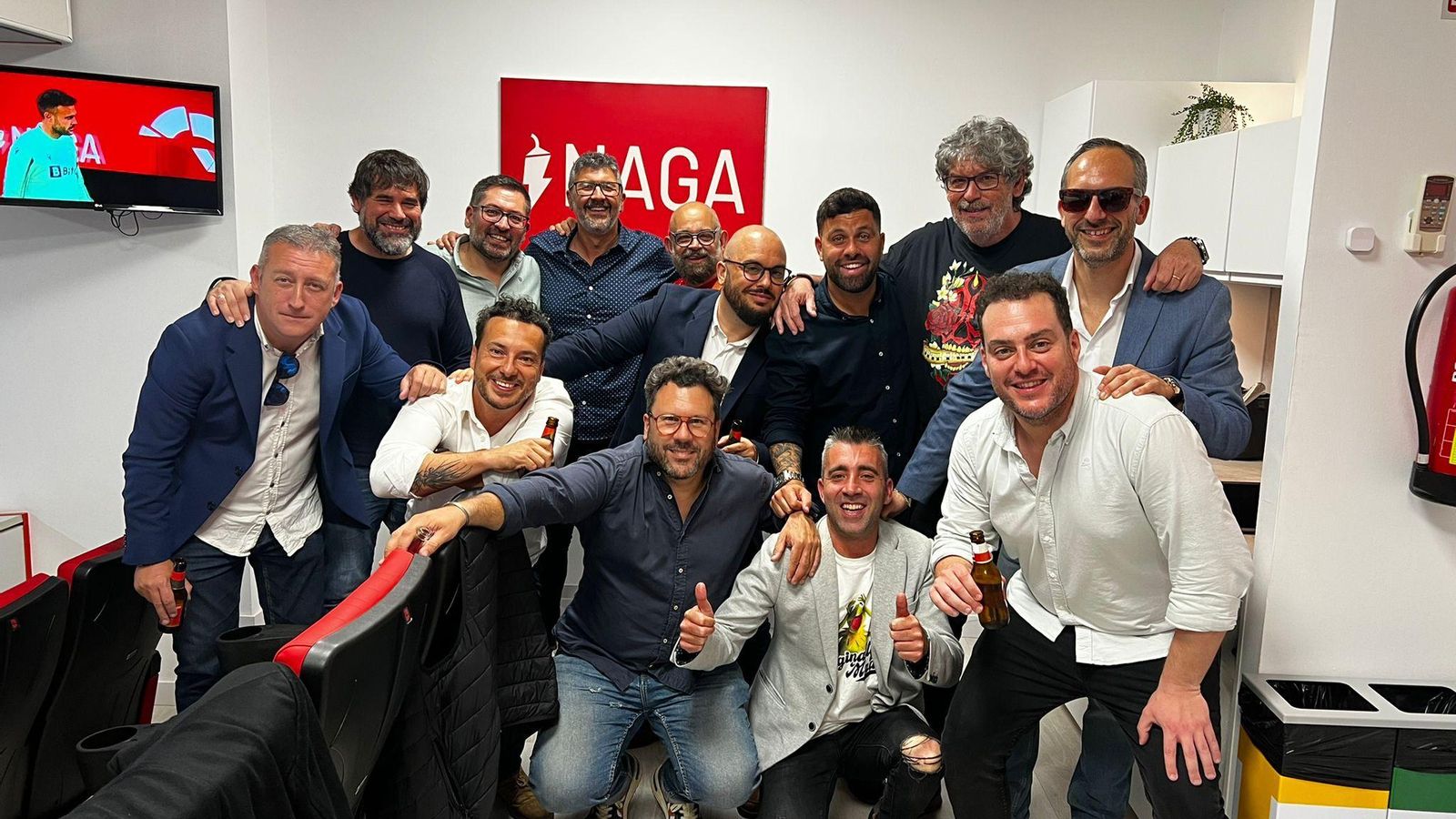 Carnavaleros gaditanos en el palco de NAGA, patrocinador del Sevilla.