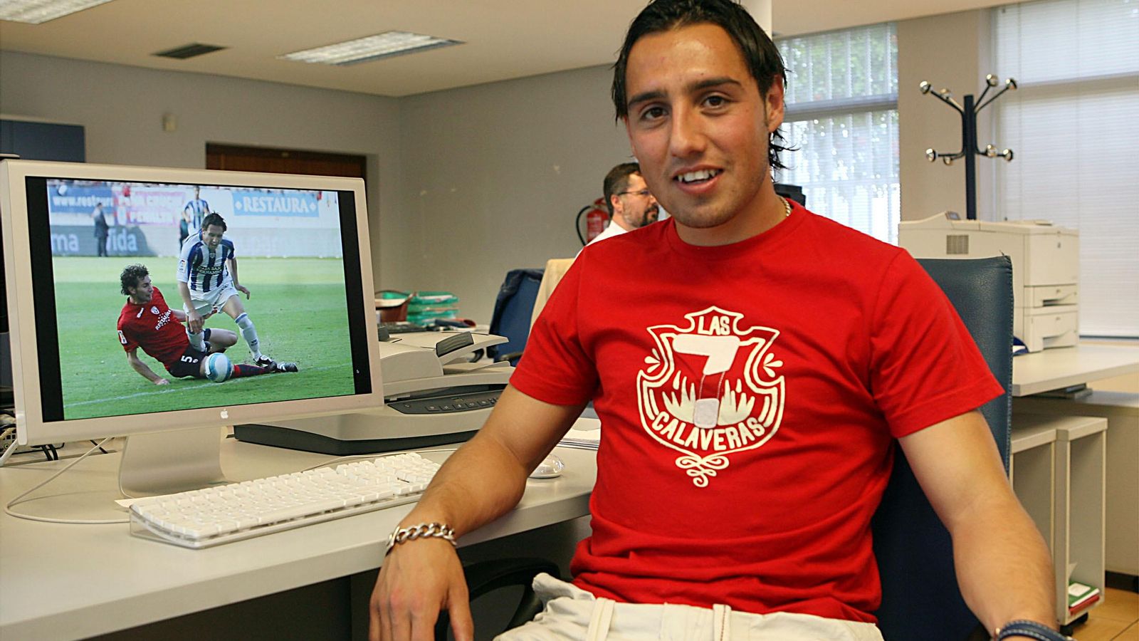Santi Cazorla visitó la redacción de Huelva Información.