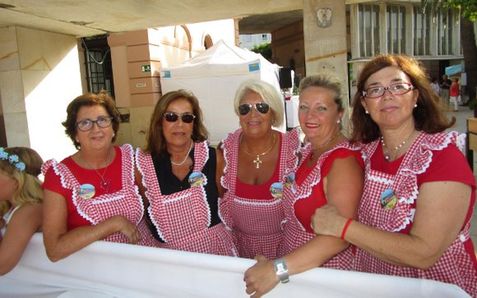 Tere Posada, María Paz Ruiz Zapata, Carmen Pájaro, Carmen Alejo y Carmen Iglesias, dirigiendo la barra del rastrillo.


Foto: Ignacio Casas de Ciria