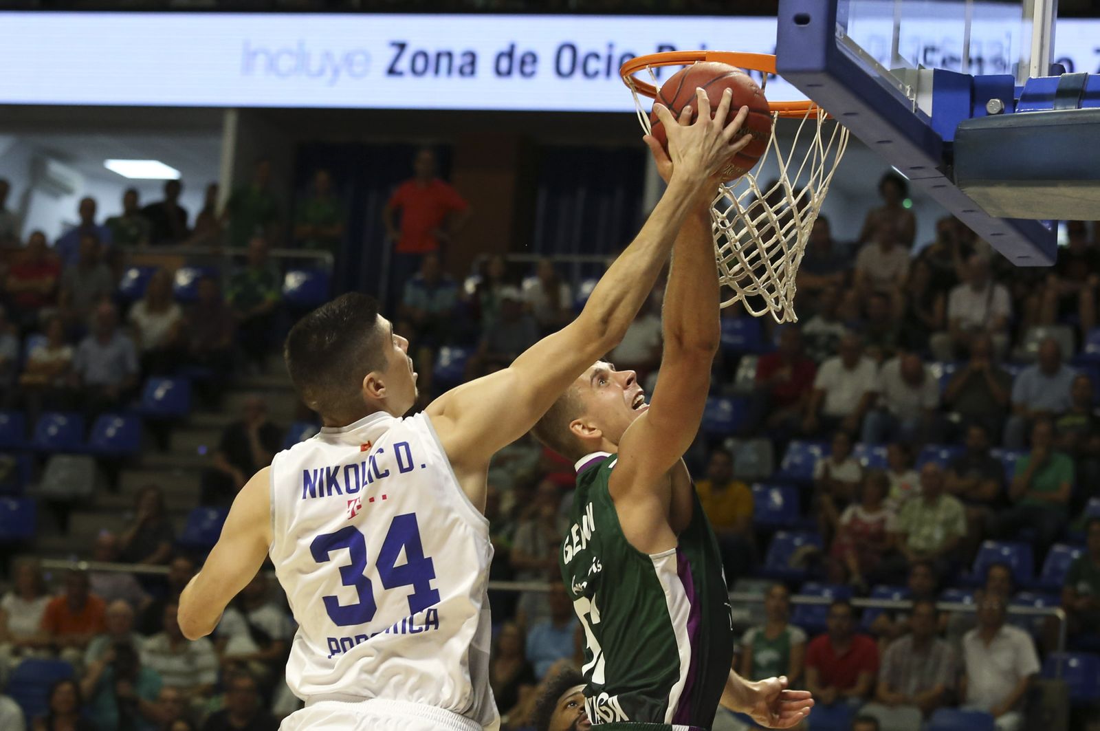 Gerun intenta anotar ante Nikolic.