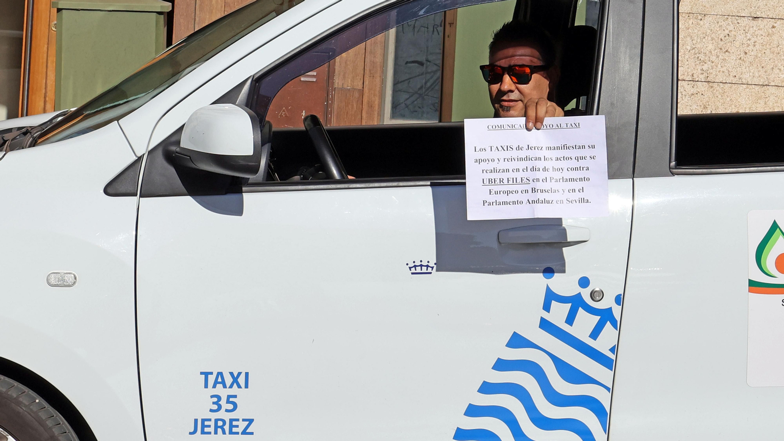 Los taxistas manifestándose por las calles de Jerez