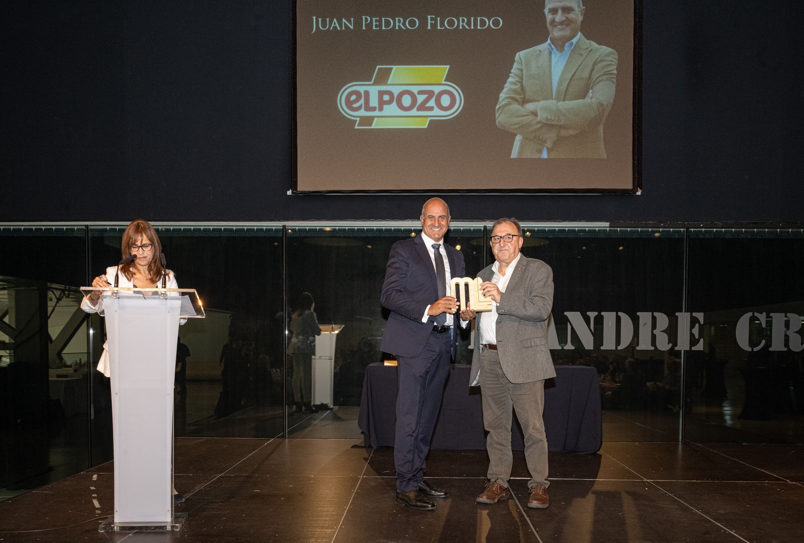 El director de Operaciones de El Pozo Alimentación, Juan Pedro Florido, recibe el premio PronosPorc de manos de Carmel Mòdol, secretario de Alimentación del departamento de Acción Climática, Alimentación y Agenda Rural de la Generalitat de Catalunya.