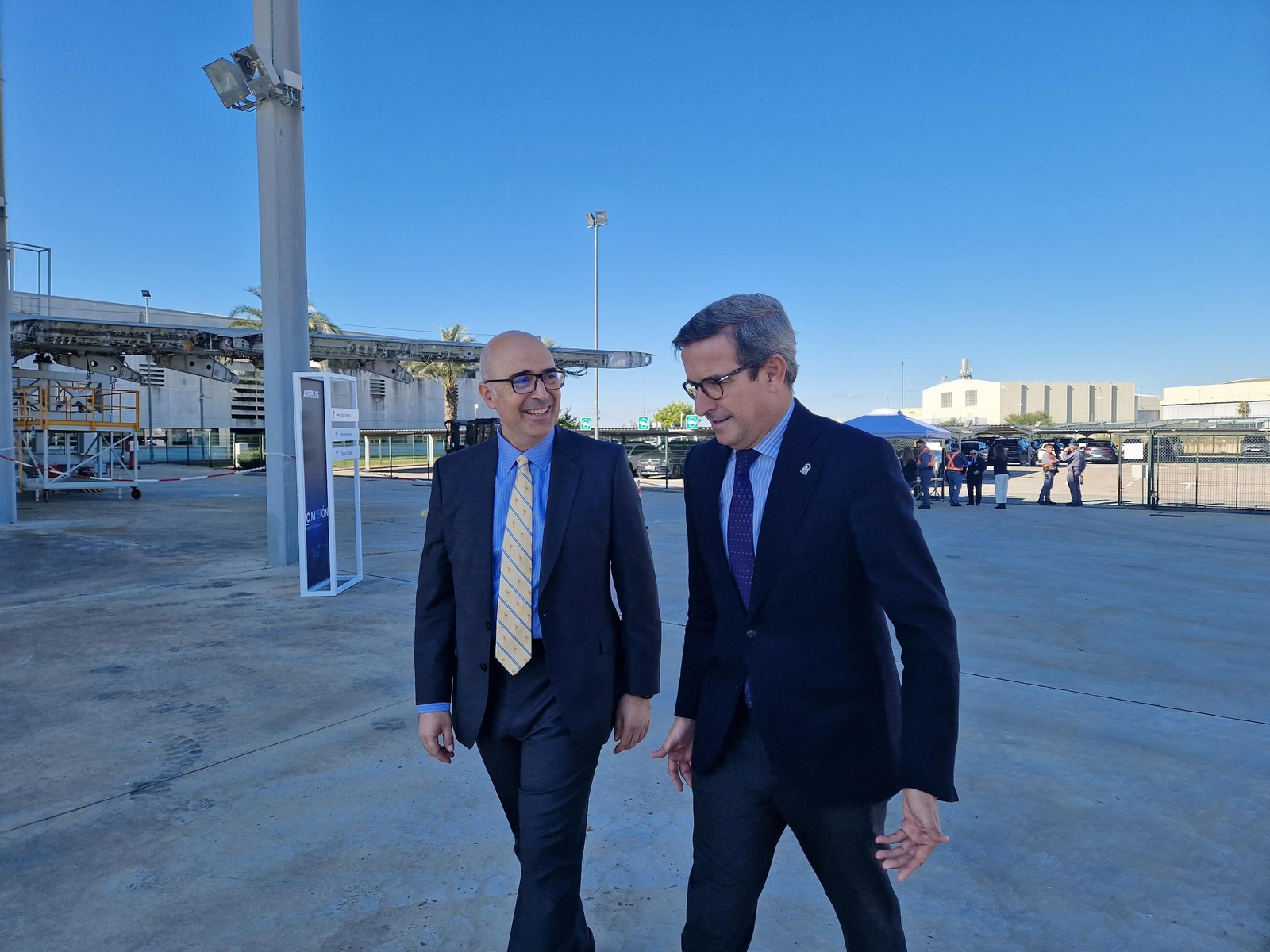 Francisco Javier Sánchez Segura, presidente de Airbus España, junto al consejero de Industria, Energía y Minas de la Junta, en el centro de entrenamiento internacional de Airbus