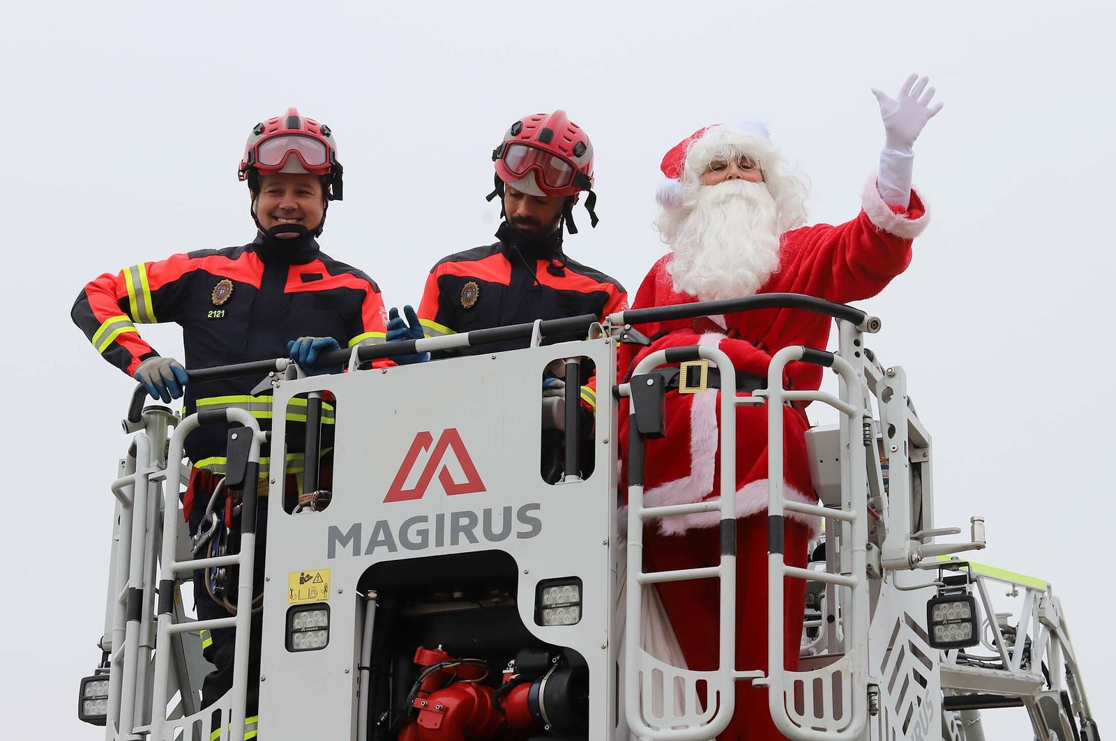 Imágenes de la visita de Papá Noel a los niños del hospital Juan Ramón Jiménez