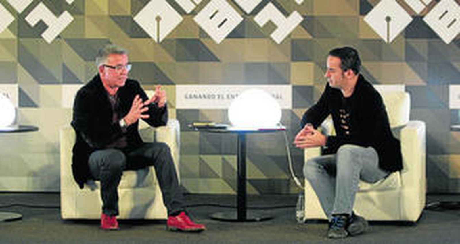 1. Juan Ramón Lucas y Pablo Herreros en la conferencia inaugural del EBE14, en Fibes. 2. Además de las conferencias, varias empresas presentaron sus productos, como el casco de Oculus Rift, en el expositor de Sunflower Graphics.