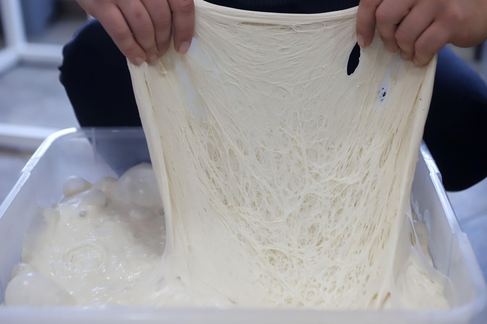 Elaboración de pizzas al autentico estilo italiano en Pizzeria Napoli, en imágenes