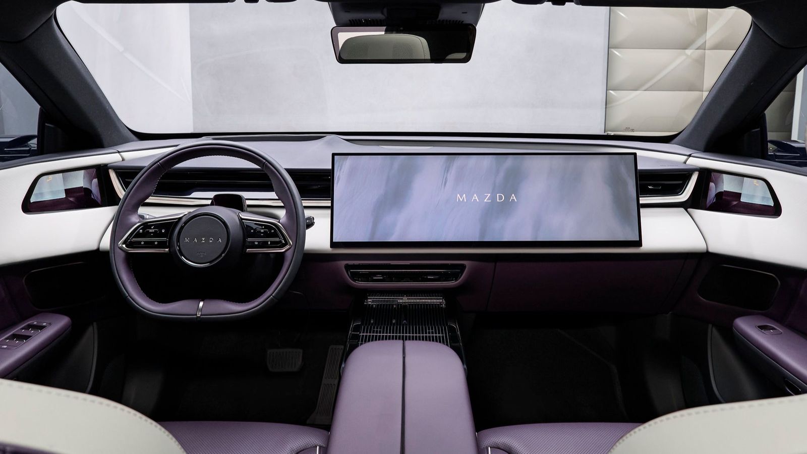 Resulta muy original la disposición de la pantalla, con dos sectores diferenciados: el de la zona central, con recursos y funciones relacionados con el sistema de infoentretenimiento y conducción, y el de la situada frente al acompañante.