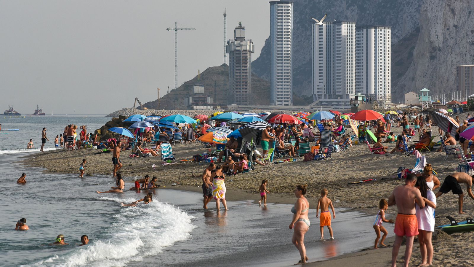 Las fotos de la tarde de playa en familia en La Línea