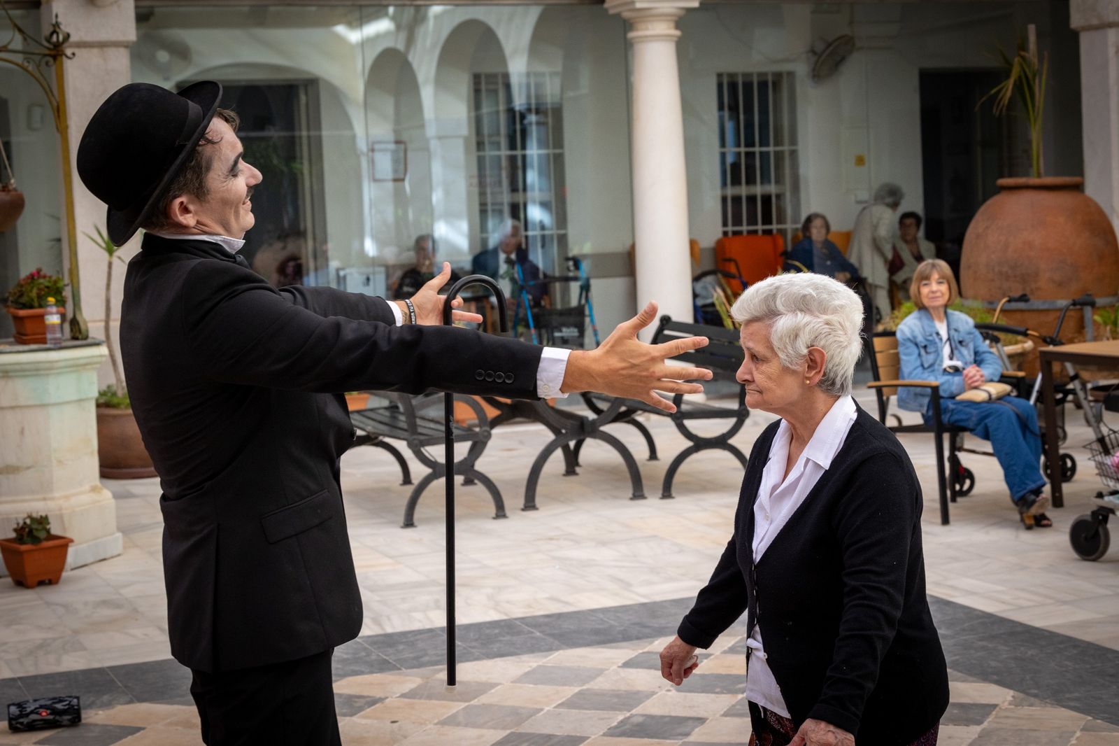 En imágenes, Charlot lleva la magia del cine a la residencia Fragela de Cádiz