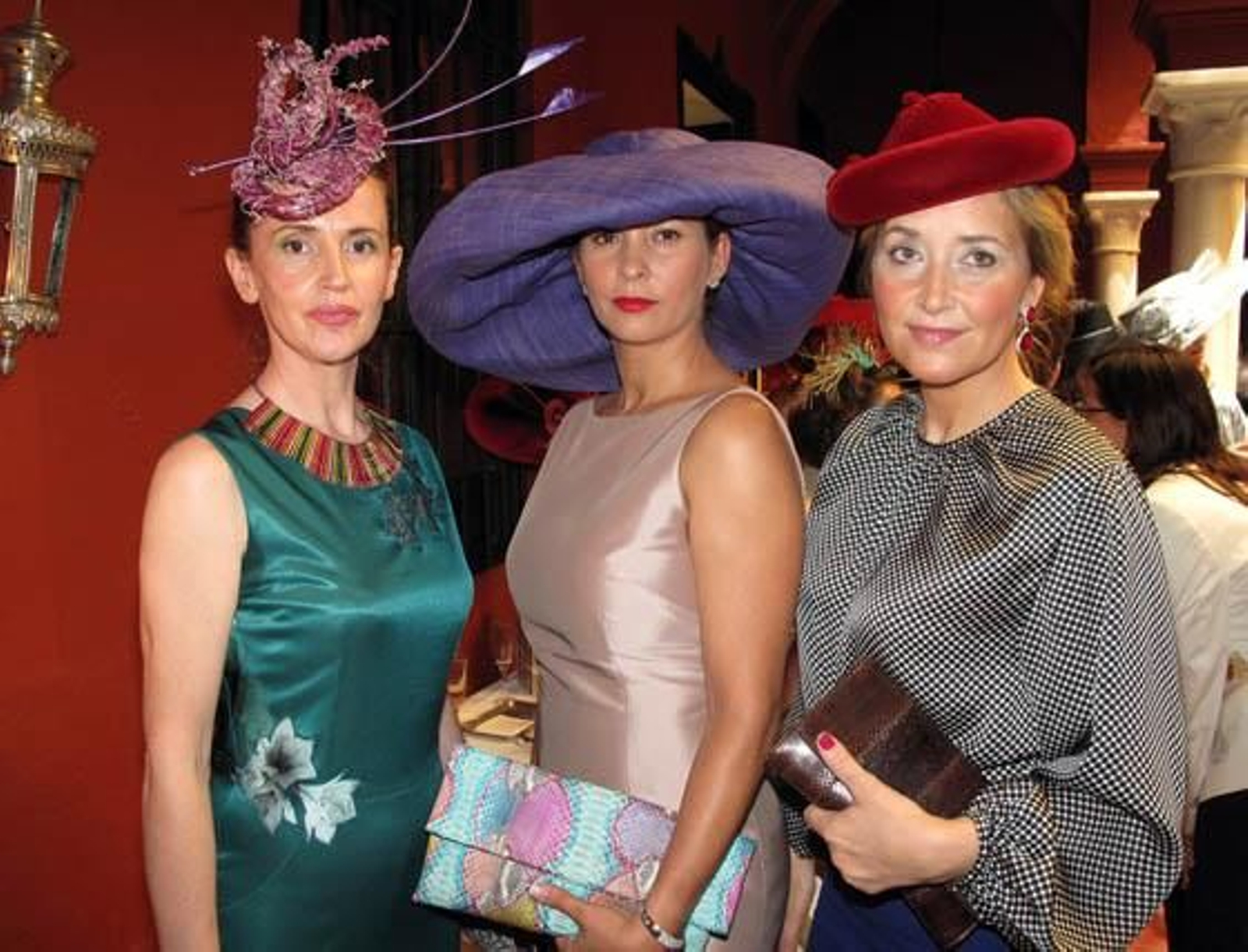 Myriam Hurtado, diseñadora de MYHO; Rosy Oliveira, y Myriam Núñez, con un tocado antiguo calañés.

Foto: Victoria Ramírez