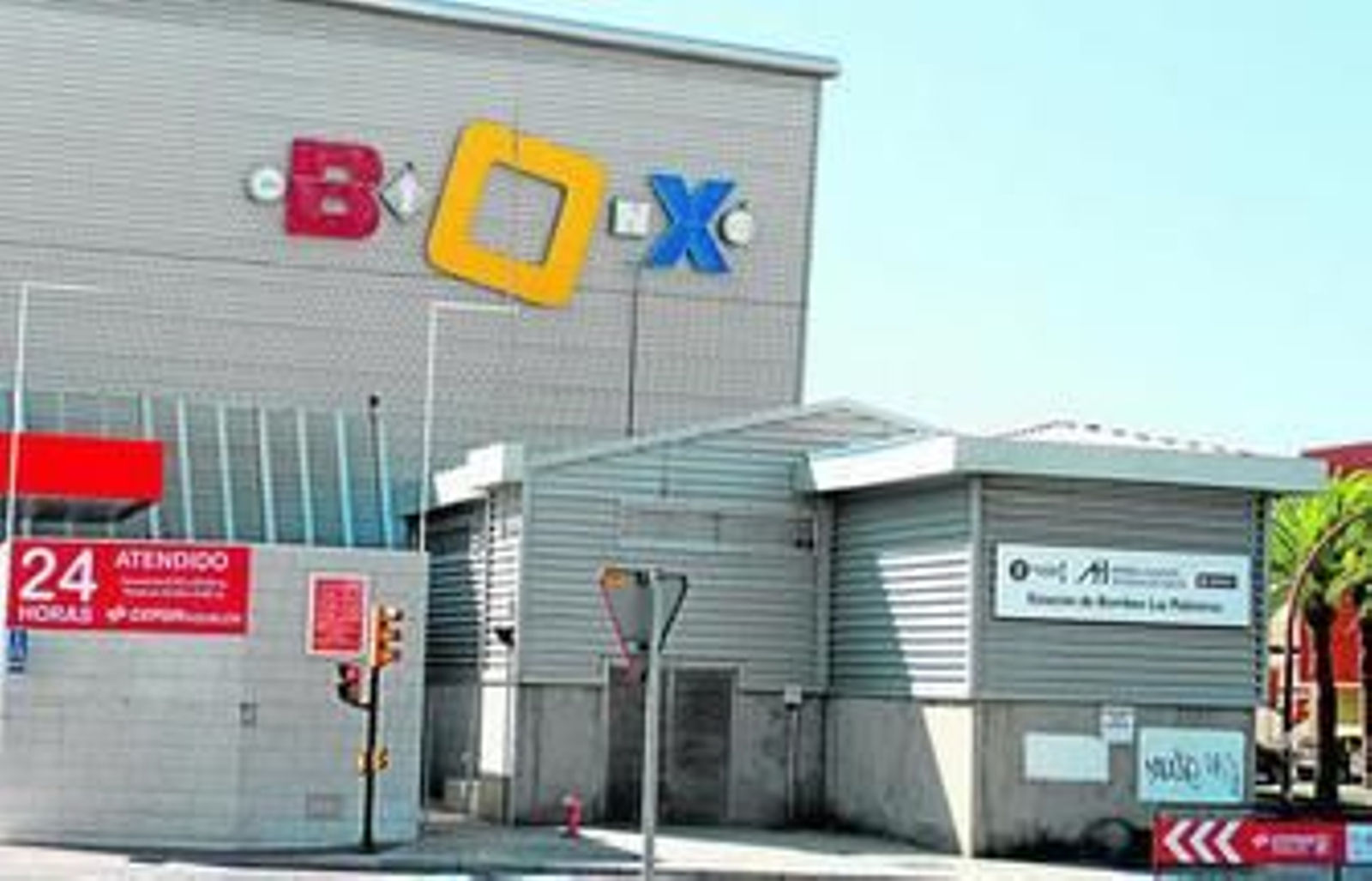 Logo del grupo Ábaco CineBox en la fachada del centro comercial Aqualon.