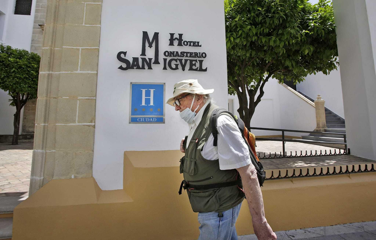 Un hombre con mascarilla pasa por delante del hotel Monasterio San Miguel.