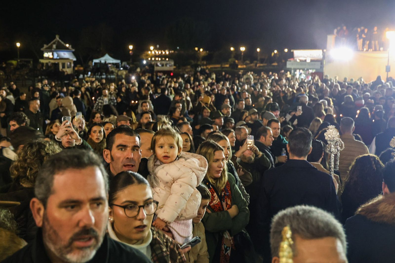 Fotografías de ambiente y del rezo del Rosario por el entorno de la Ermita de la Virgen del Rocío con motivo de la Candelaria