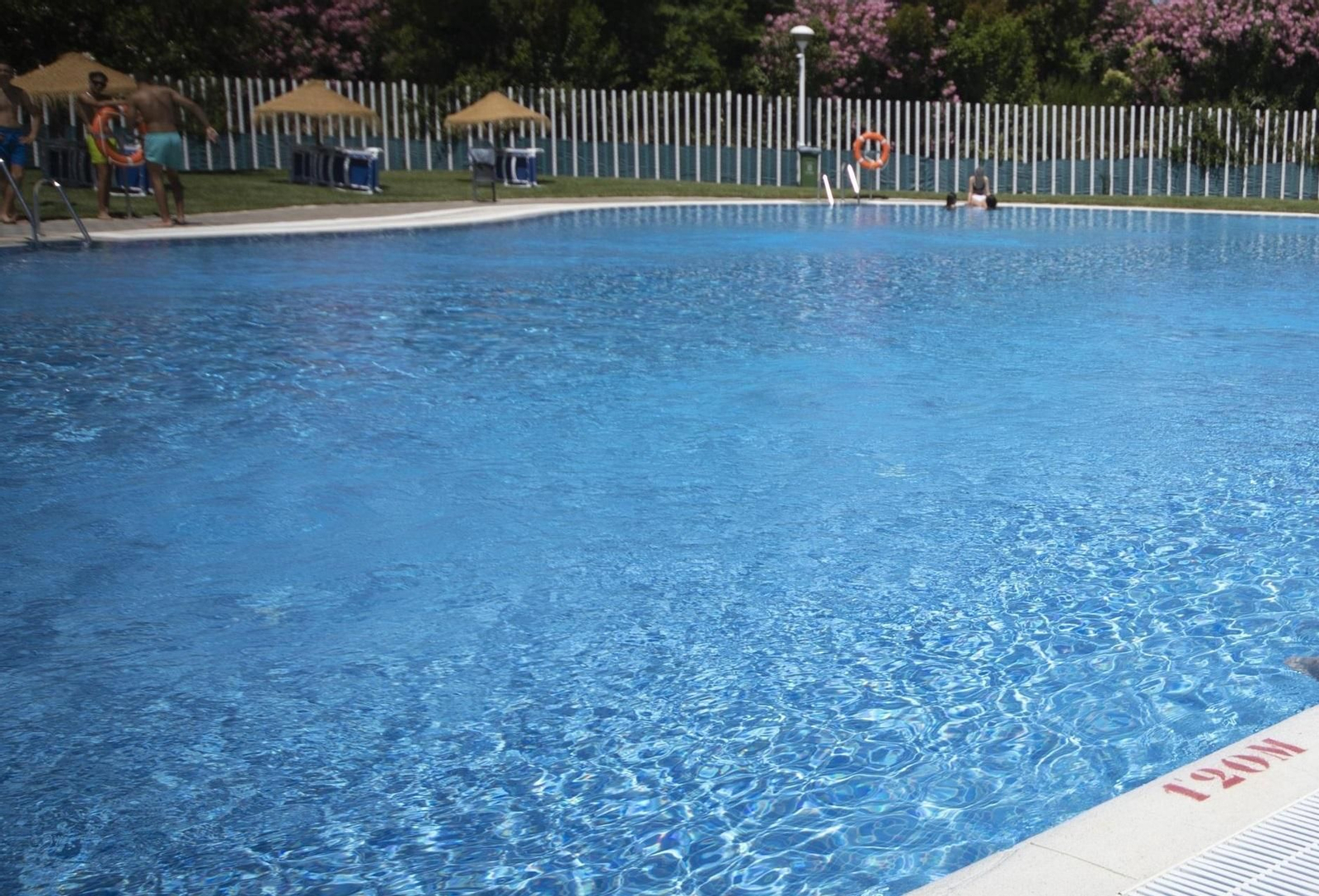 Usuarios en una piscina municipal.