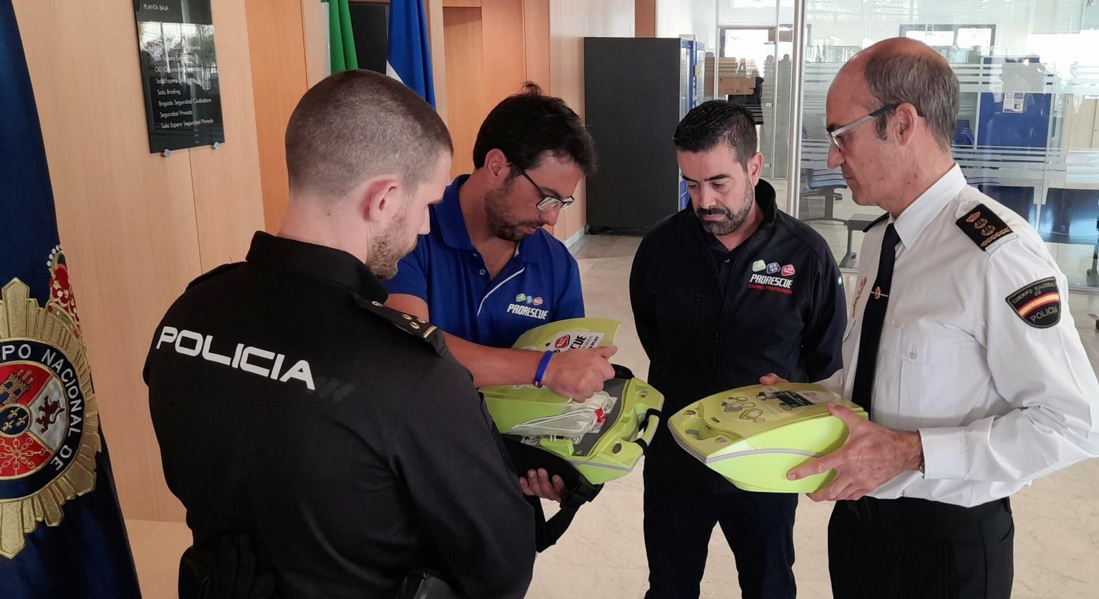 Personal de la empresa ProRescue entregando los desfibriladores en la comisaría de la Policía Nacional de Jerez