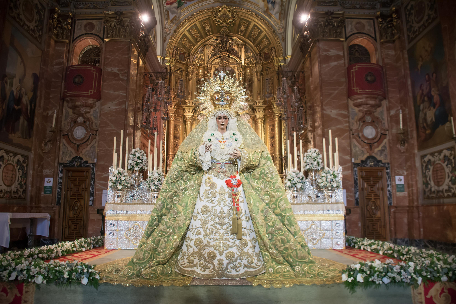 La Esperanza recibe la veneración de Sevilla en la Macarena