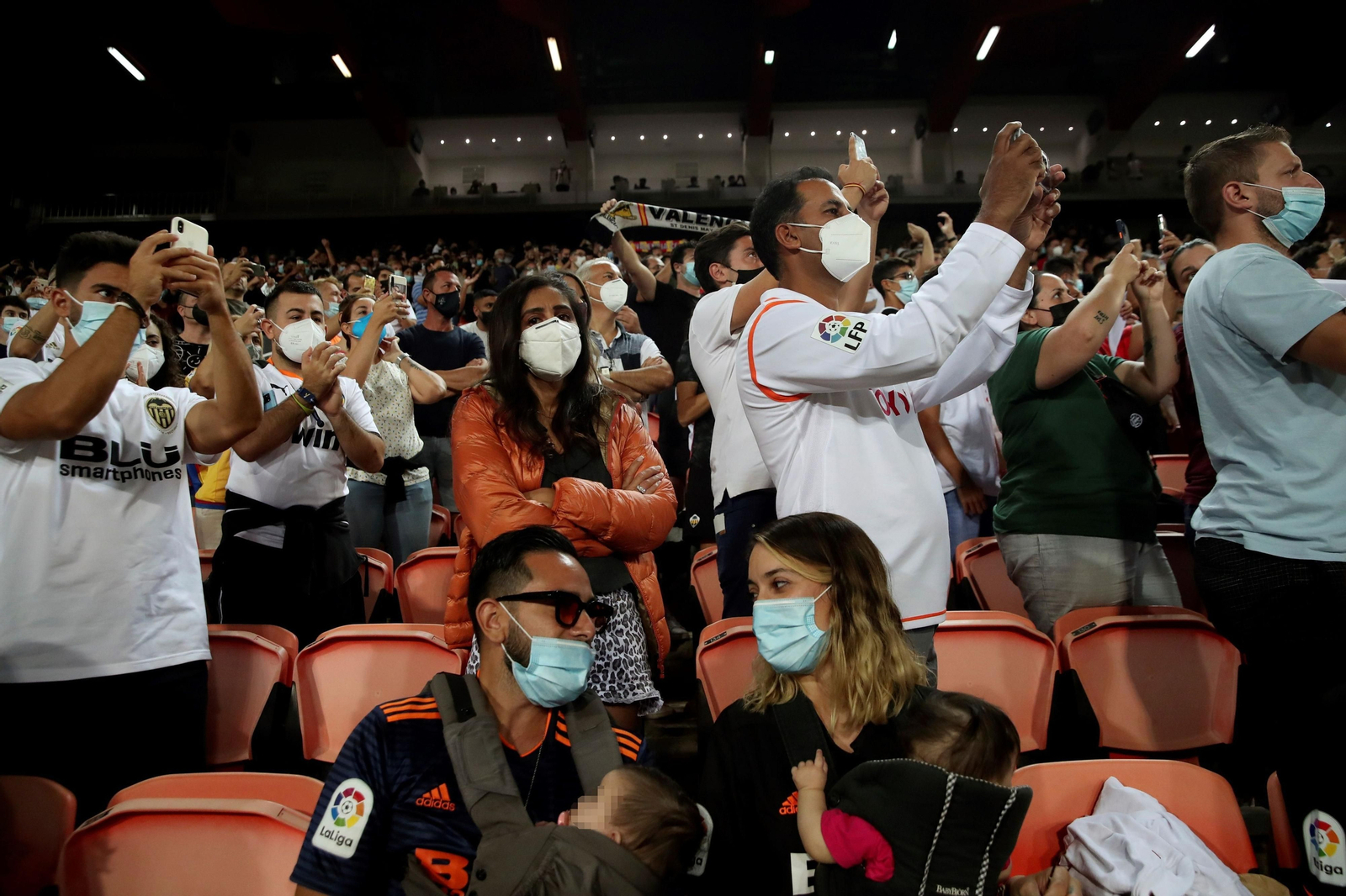 Aficionados del Valencia en Mestalla durante un partido.