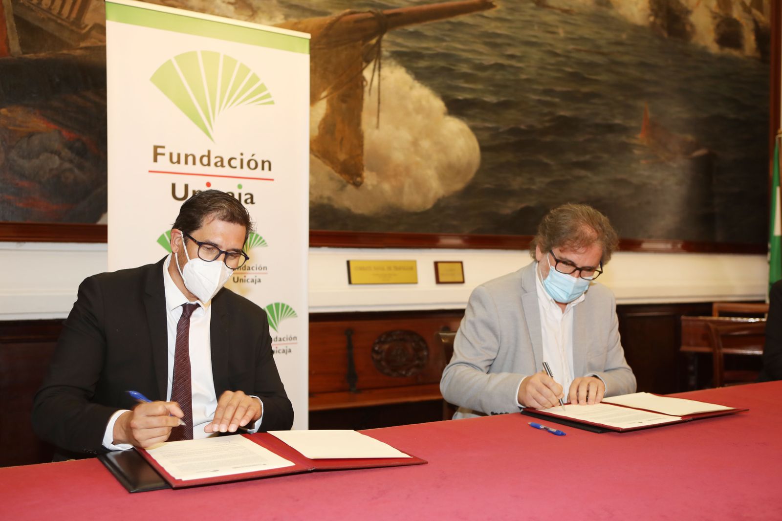 Rafael Muñoz y Demetrio Quirós, durante la firma del acuerdo. en el Ayuntamiento