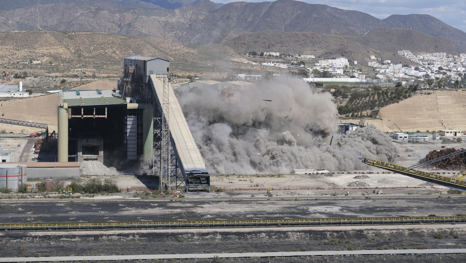 La voladura-demolición de la central térmica de Endesa en Carboneras, en imágenes
