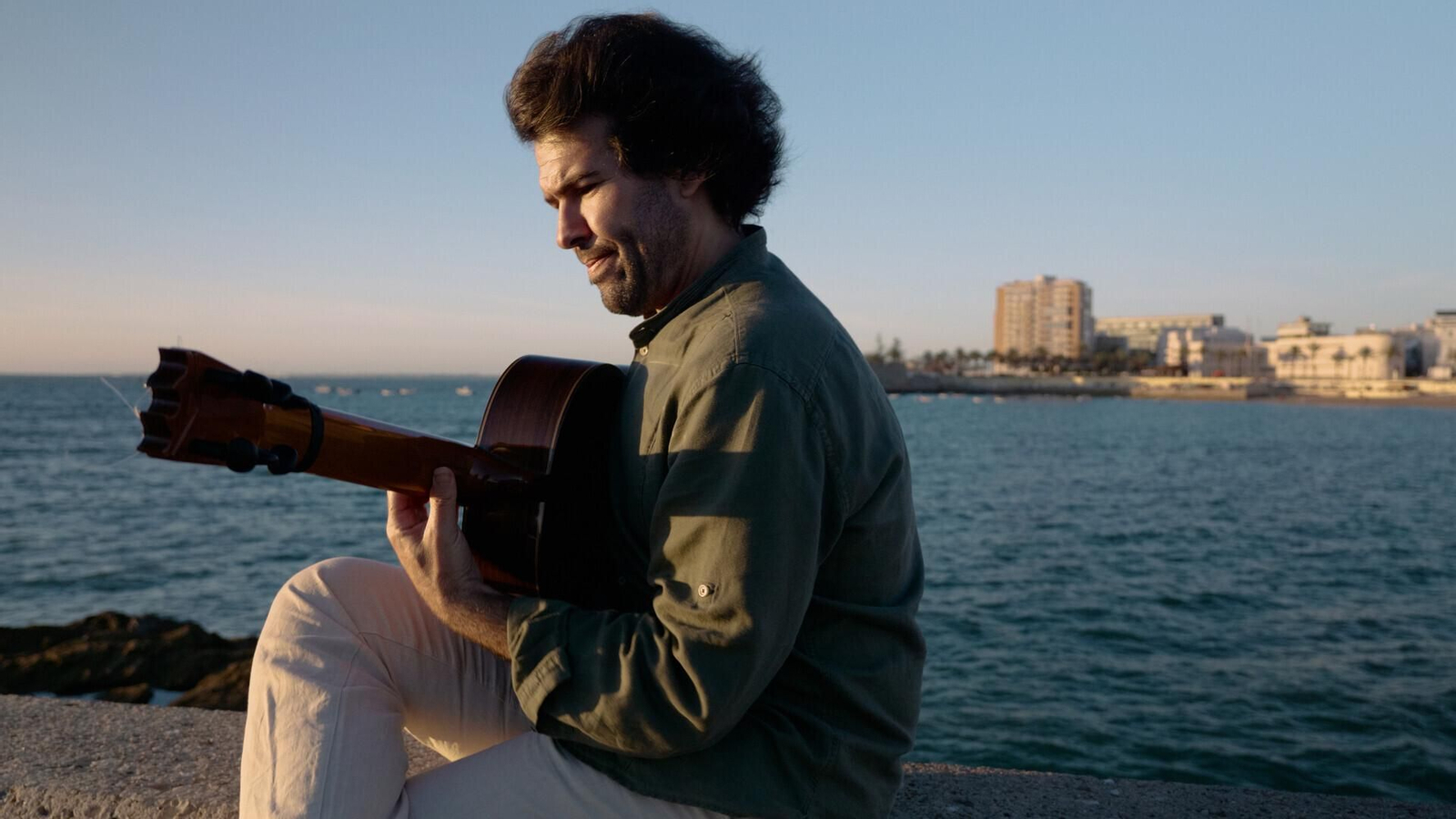 El guitarrista Miguel Salado, en una imagen del single.