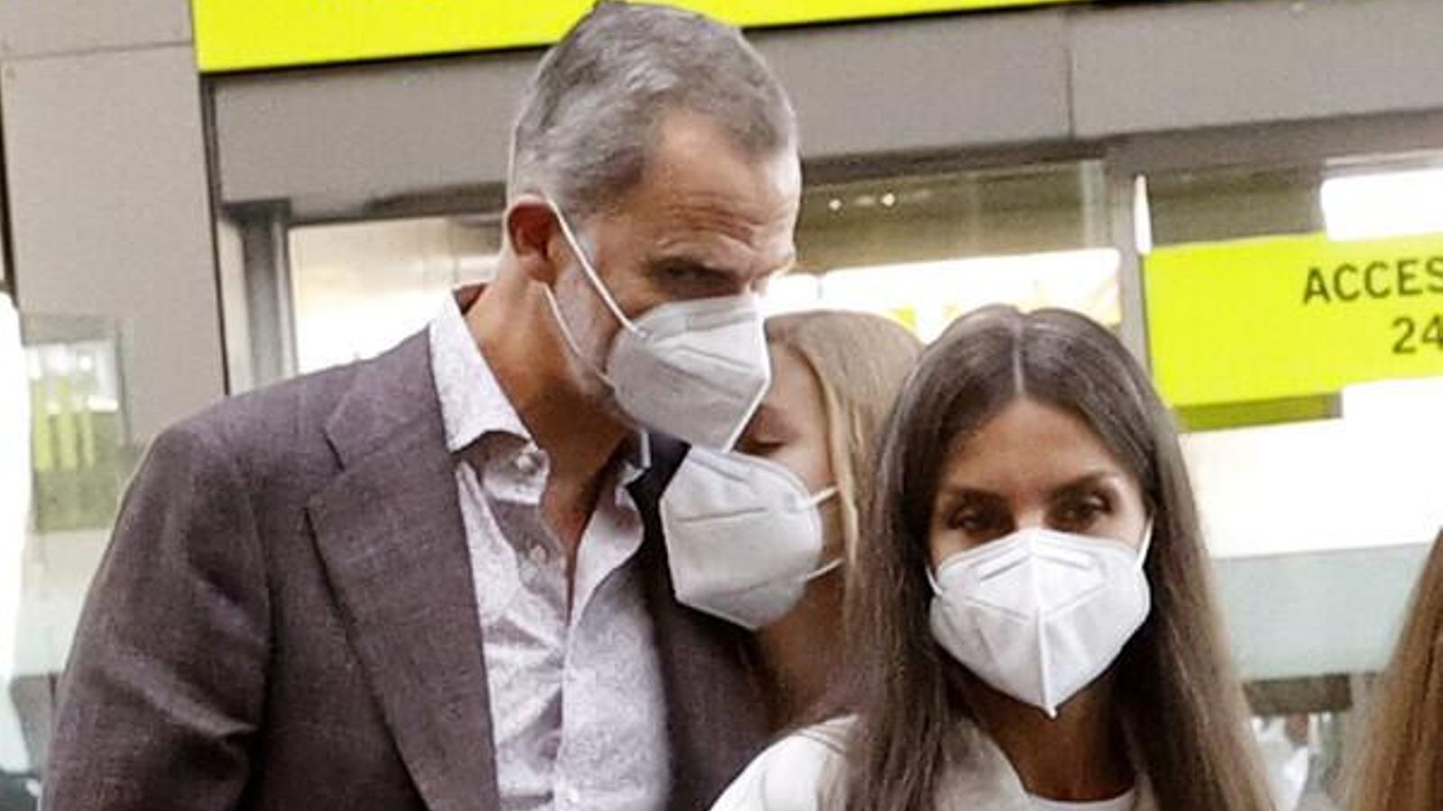 Felipe VI consuela a su hija pequeña, triste ante la marcha de su hermana.