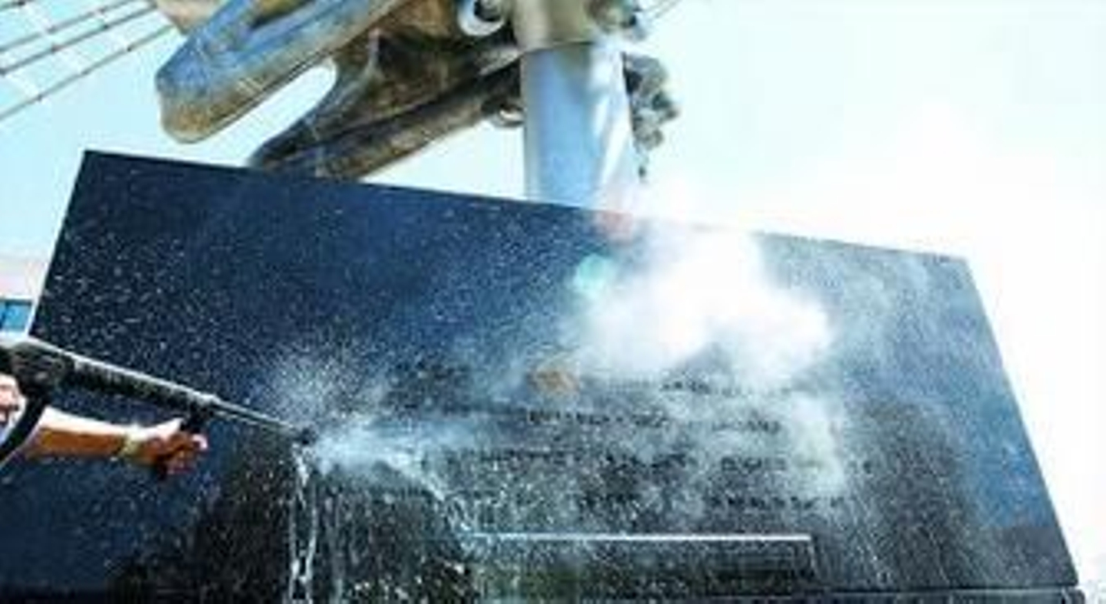 Personal municipal borró ayer la pintada.