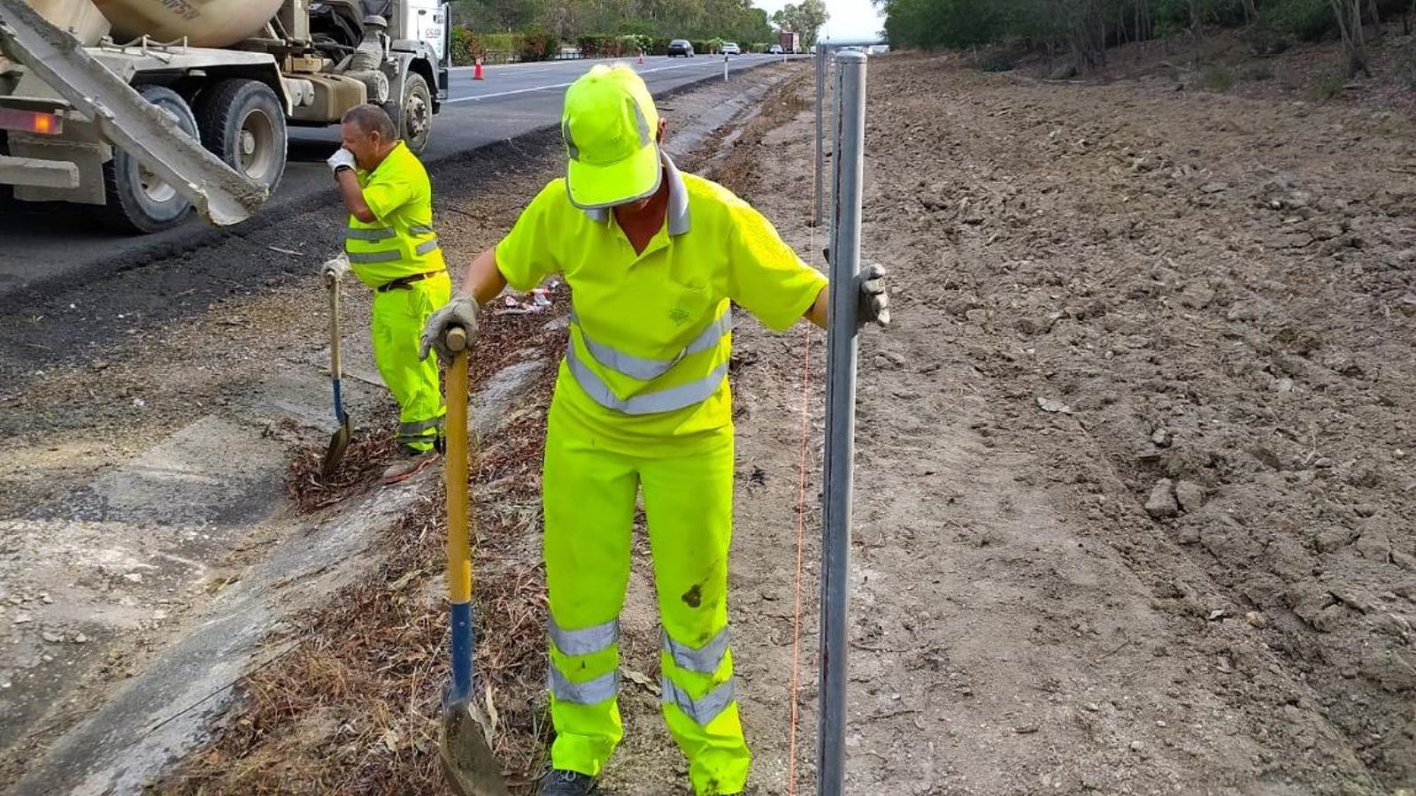 Instalación de valla de cerramiento en AP-4 en el kilómetro 42+800