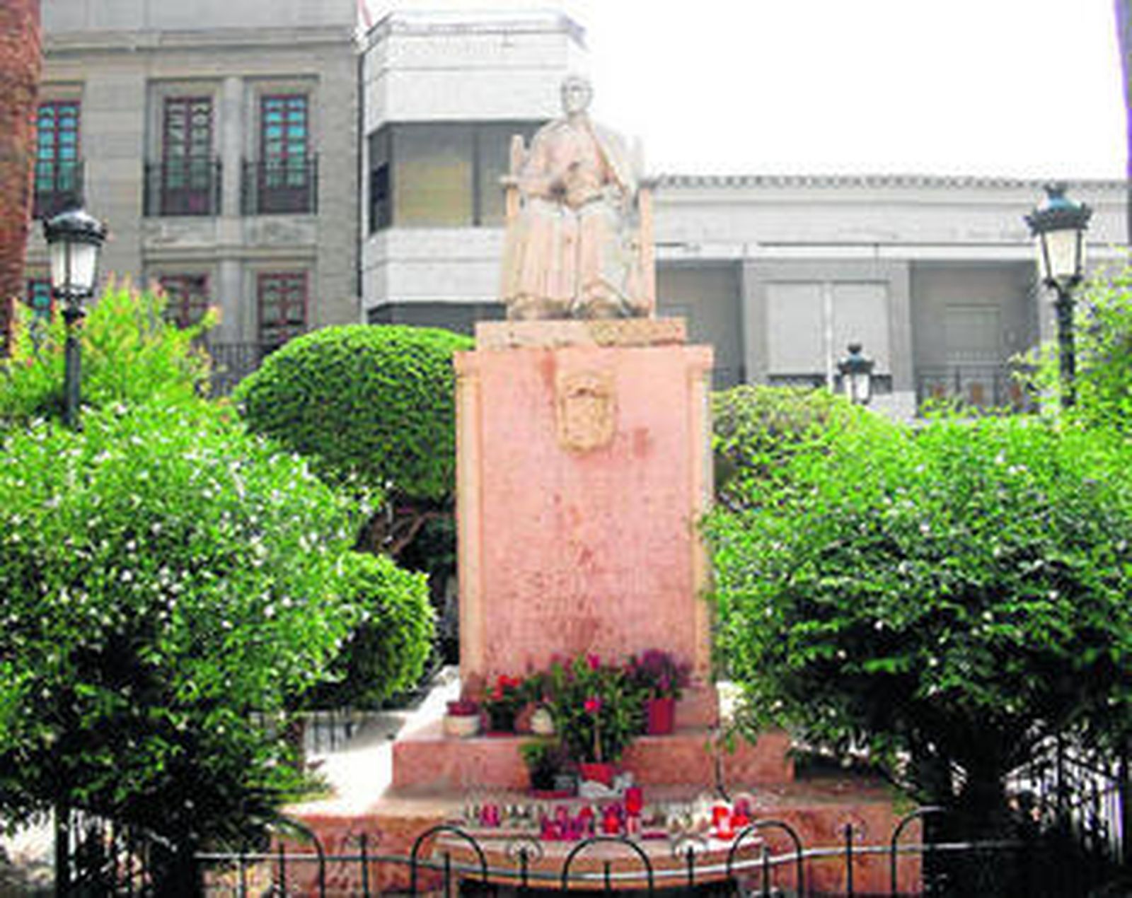 El insigne e inolvidable Cura Valera, frente a 'su' parroquia