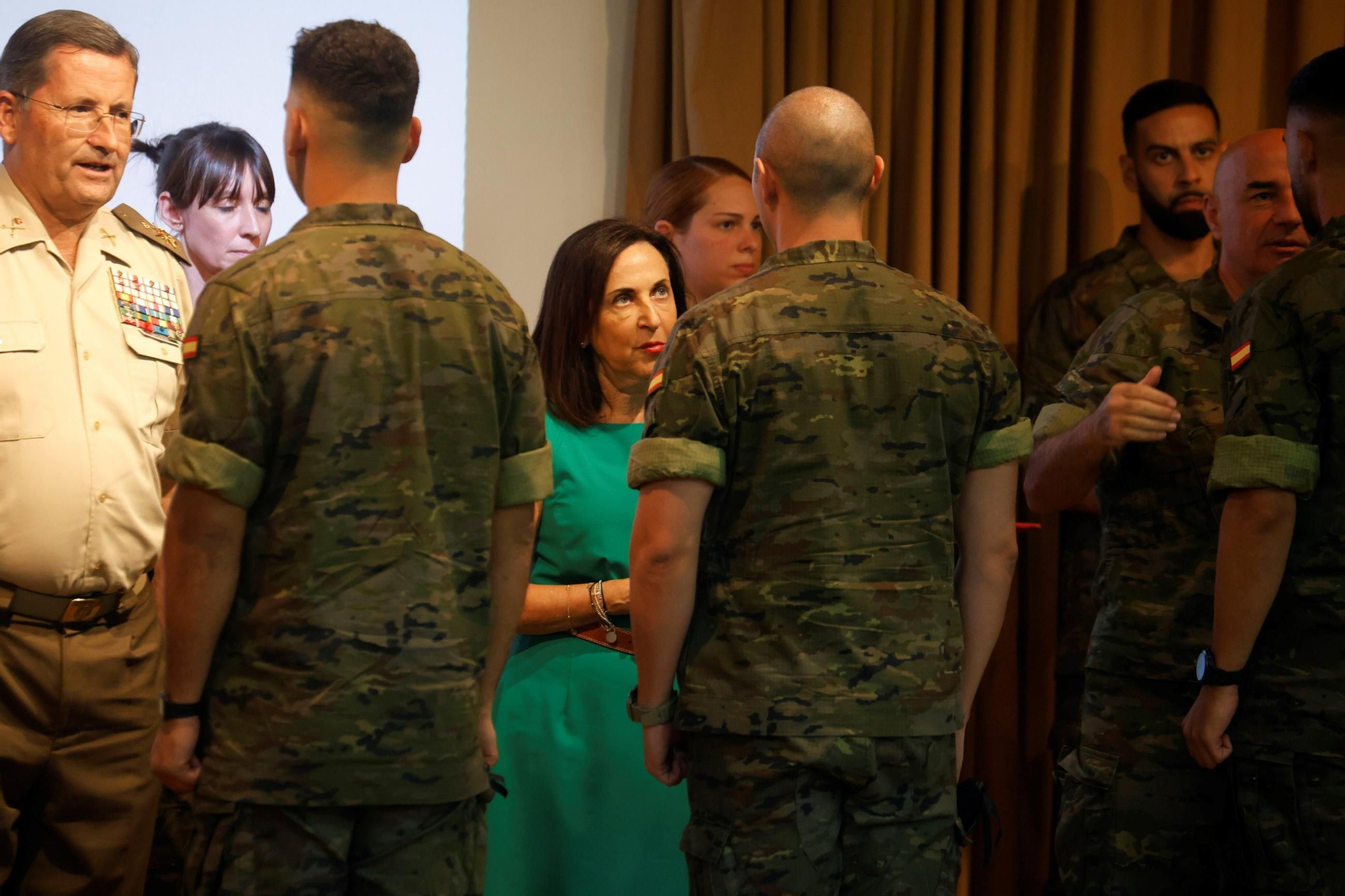 La ministra de Defensa, Margarita Robles, en la entrega las medallas conmemorativas al Ejército en la Bri X, en imágenes