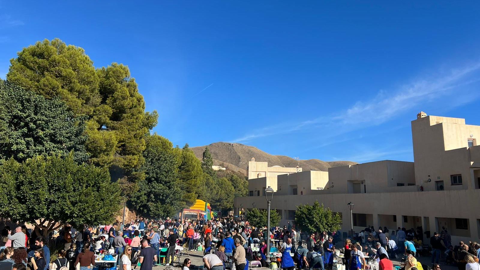 Música en directo, la leña ardiendo y la diversión asegurada.