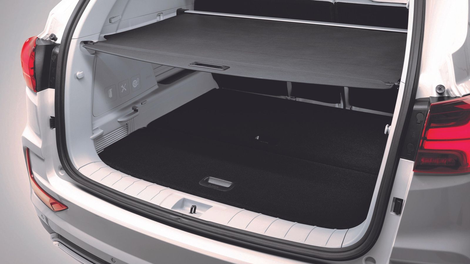 Con sólo cinco plazas el maletero es muy amplio, incluso con la limitación del ocultaequipaje. Para conseguir una prolongación plana de los respaldos hay que situar el suelo móvil en la posición más alta.