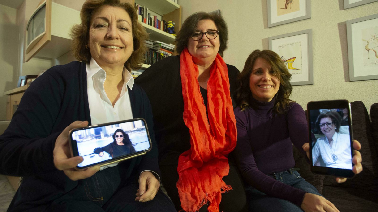 María del Carmen García Perea muestra la foto de su hija Carmen, junto a sus hermanas Rosa y Esperanza, que sostiene la foto de su madre, Carmen.