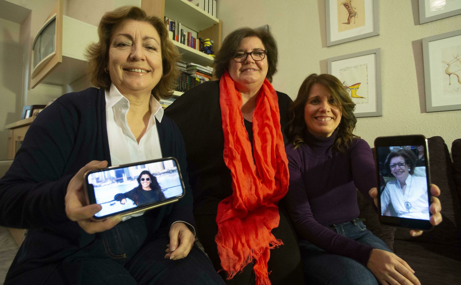 María del Carmen García Perea muestra la foto de su hija Carmen, residente en Dubái, junto a sus hermanas Rosa y Esperanza, que sostiene la foto de su madre, Carmen, ausente en la reunión familiar pero presente en todos los comentarios.
