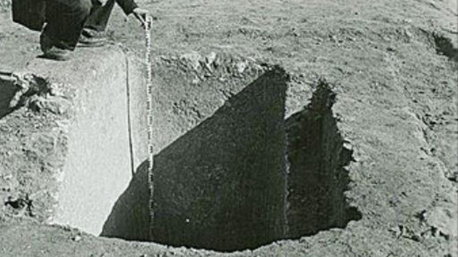 Fotografía realizada por Santa Olalla entre 1957 y  1959 en las que se ilustra una de las piletas excavadas de  la factoría de salazón del “Jardín de la Playa”.