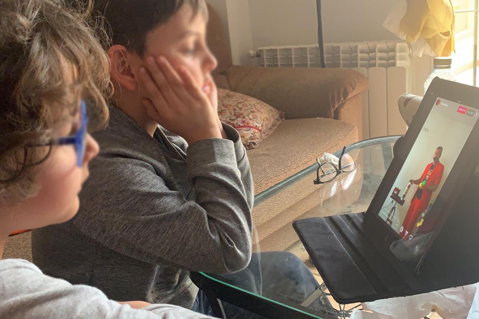 Dos pequeños ven la actuación del mago rondeño