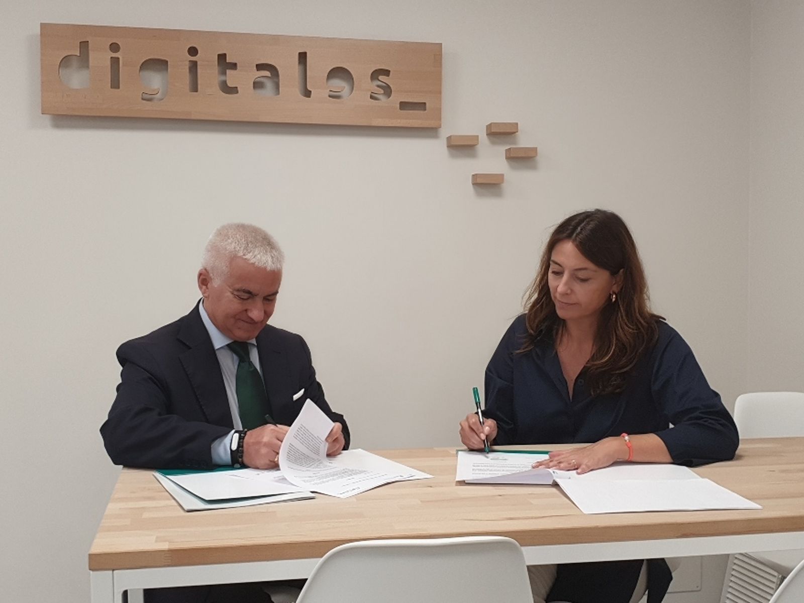 Vito Episcopo y  Alicia Richart firman el acuerdo.