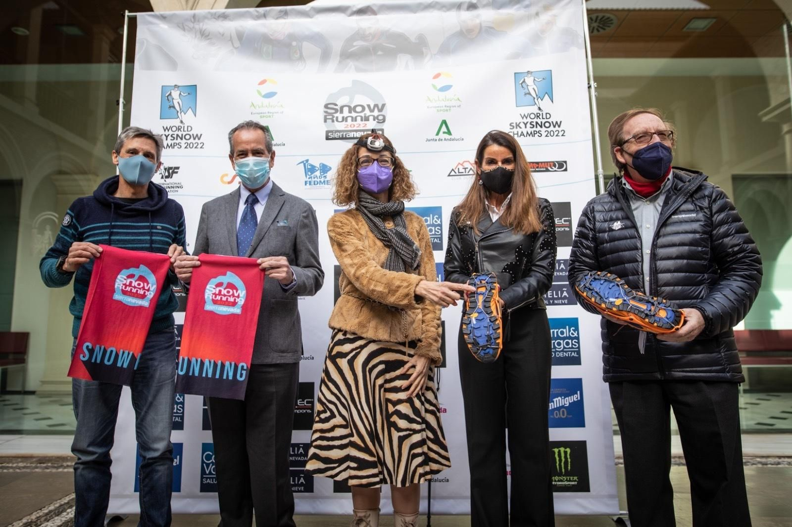Foto de familia durante la presentación del Mundial de Snow Running de Sierra Nevada