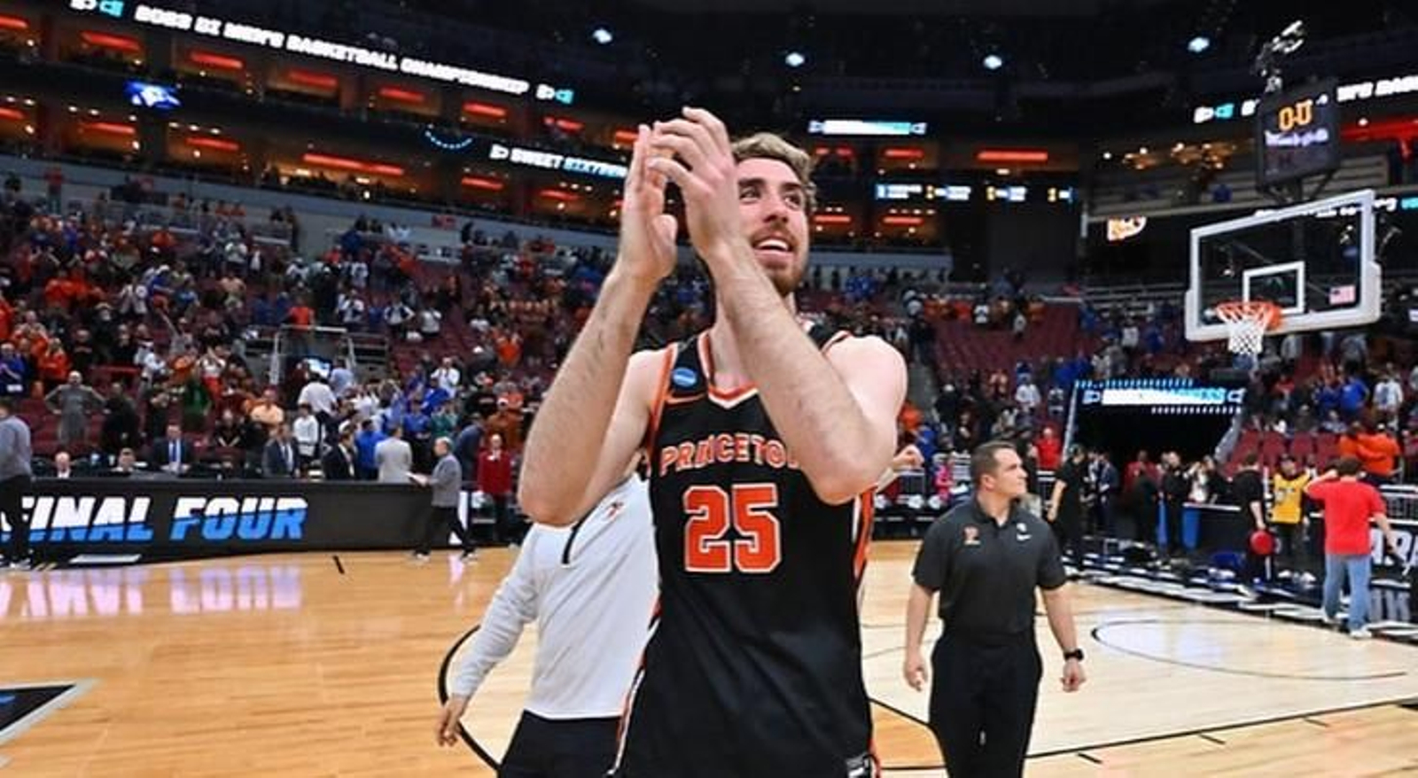 Jacob O'Connell, el nuevo pívot del Coto Córdoba, en un partido de su etapa en Princeton.
