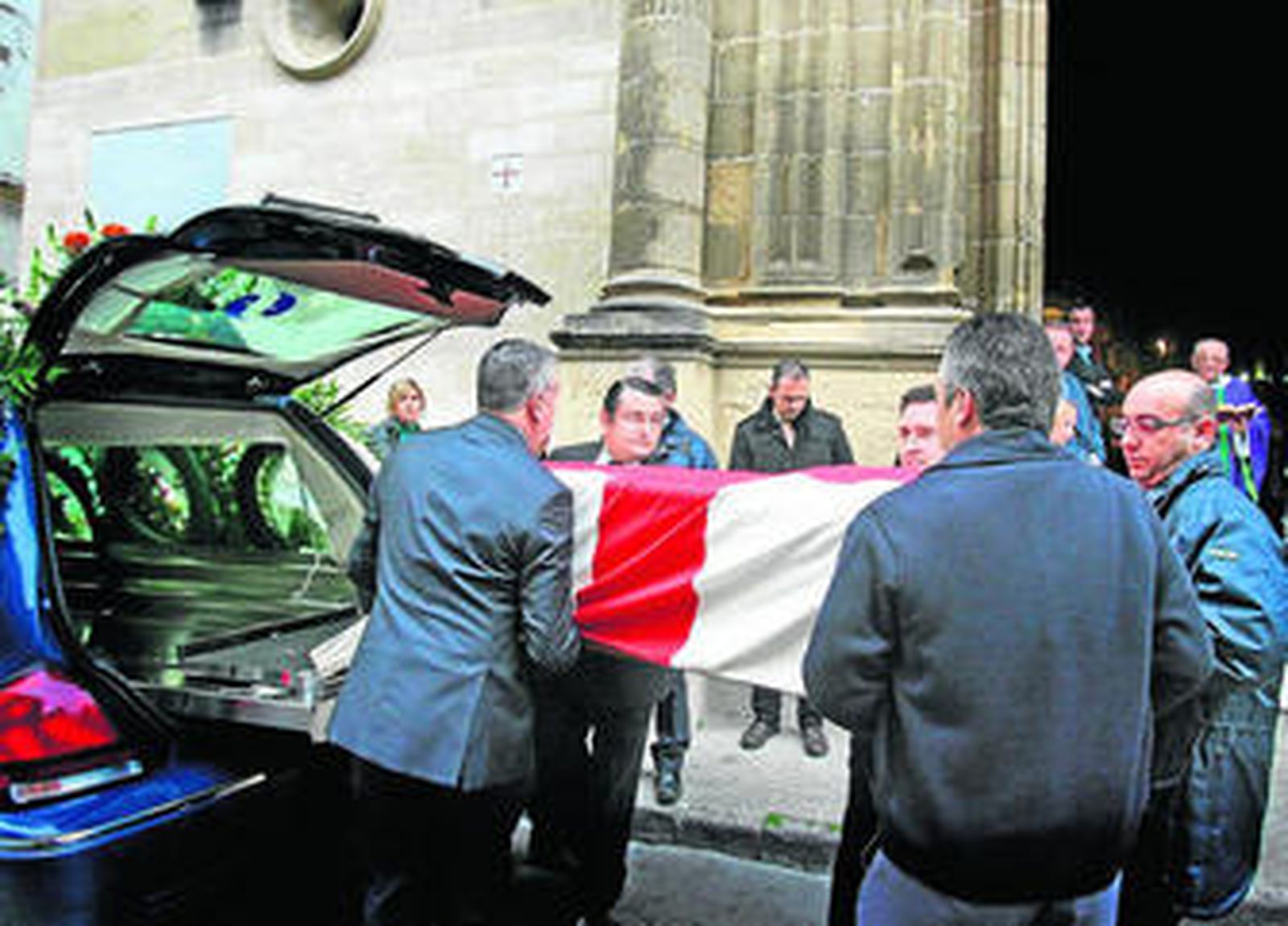 Hijos y otros allegados de Antonio Sanz Zamorano introducen el féretro en el coche fúnebre, ayer.