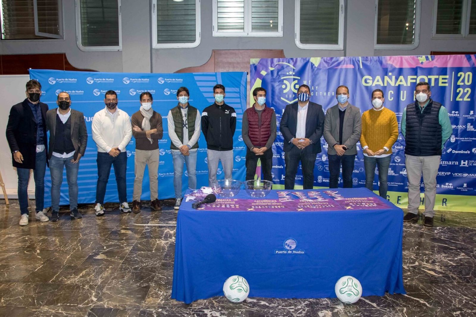 El sorteo contó con destacas figuras del fútbol onubense.