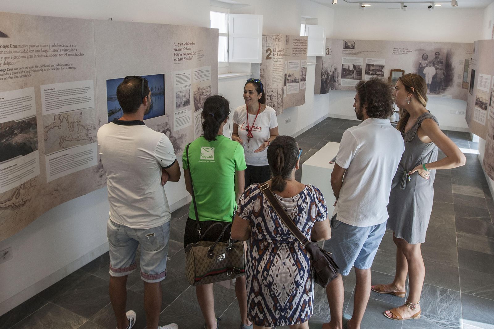 Una visita guiada al centro de interpretación habilitado en la reconstrucción de la casa natal de Camarón.