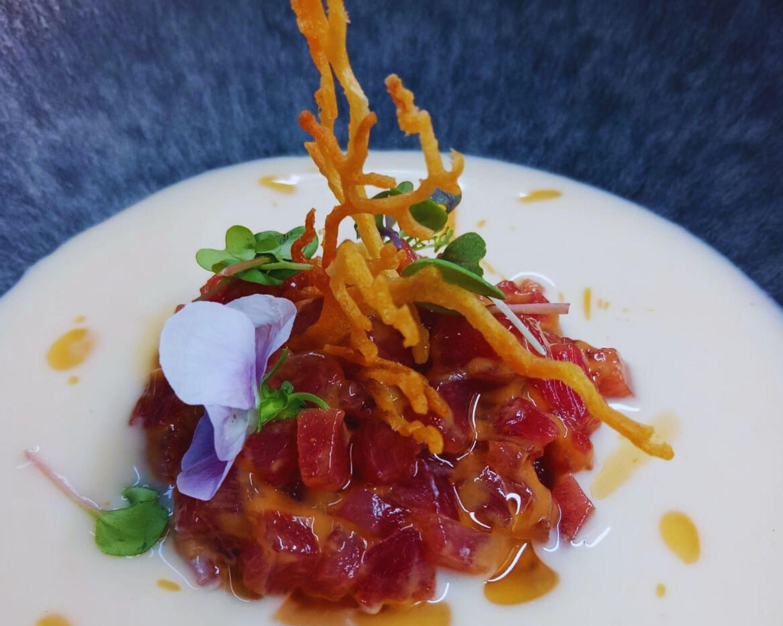 Tartar de atún rojo ahumado con ajo blanco de coco y crujiente de mango y pasión