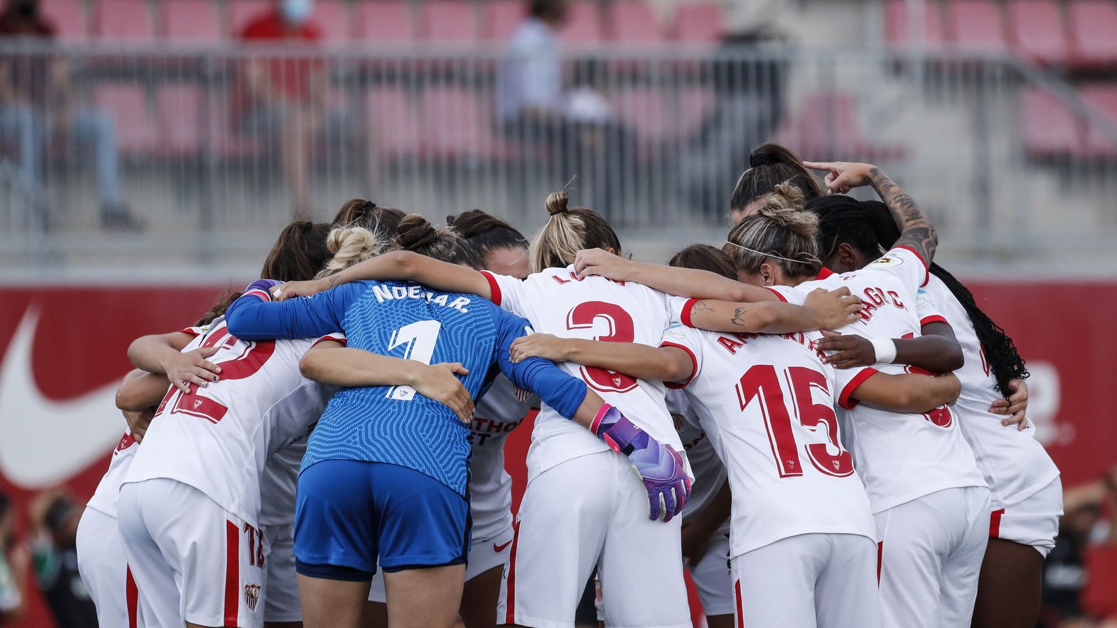 Las sevillistas hacen piña antes del partido.