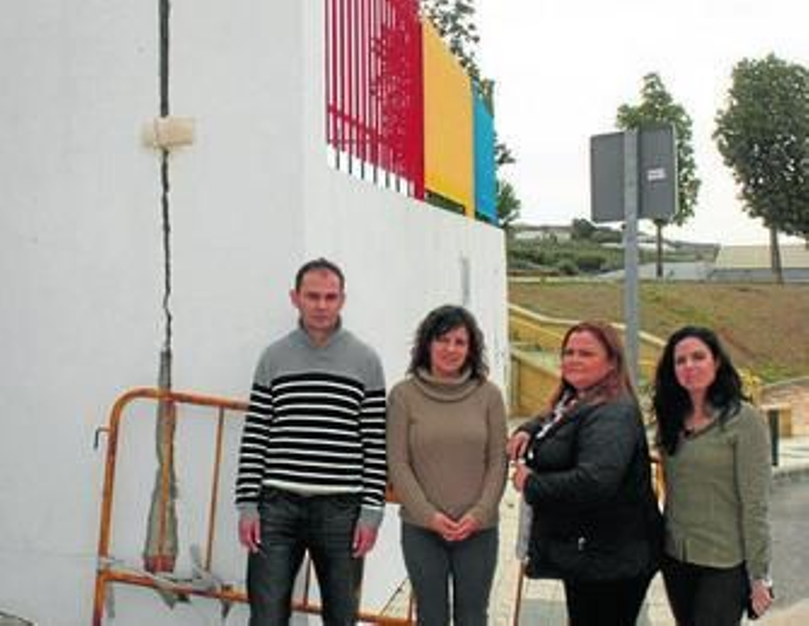 La concejala de Educación junto al muro deteriorado durante una visita al colegio. La concejala de Educación junto al muro deteriorado durante una visita al colegio.