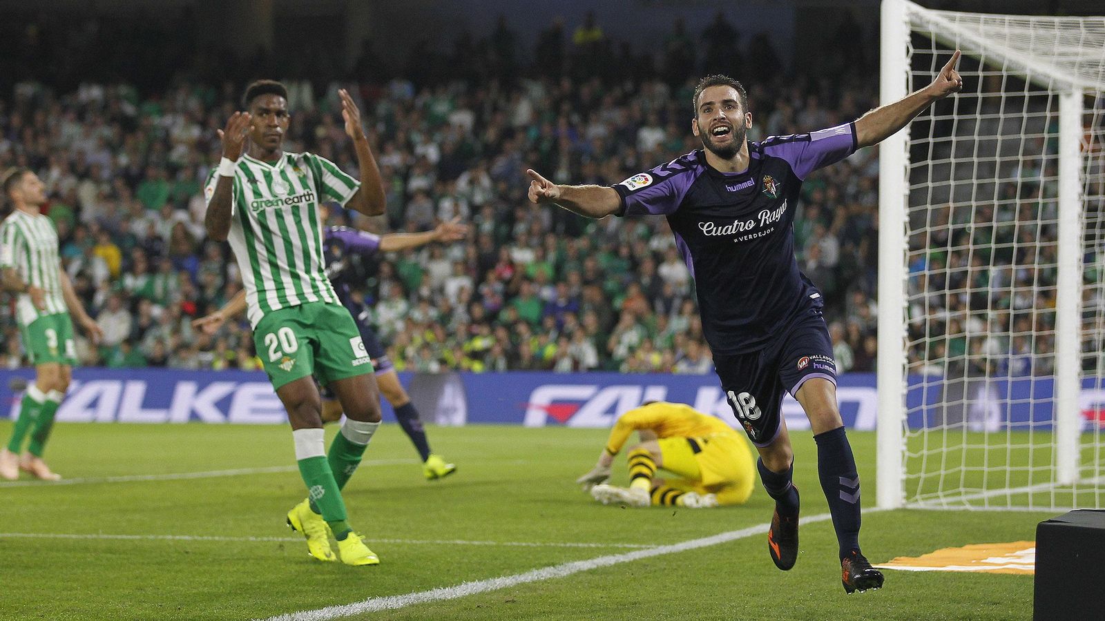 Antoñito celebra su tanto en el Villamarín.